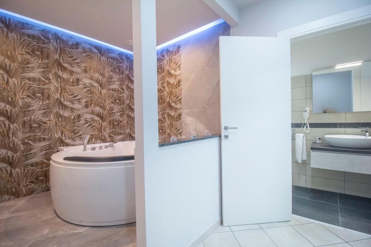 Royal Playa Suite And Apartament -Private Parking- Self Chek Out Катания Екстериор снимка
